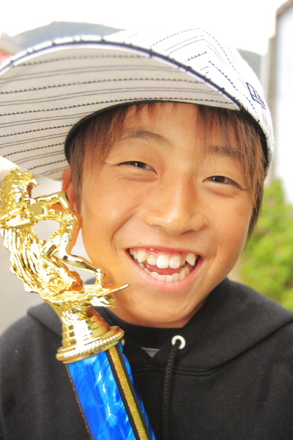 Kidsオープンクラス優勝 田中弘樹くん いい笑顔ですね Photo Takahiro Tsuchiya Real Surf Shop