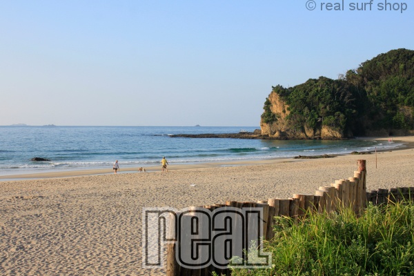 波は小さいですが、少し乗れます!