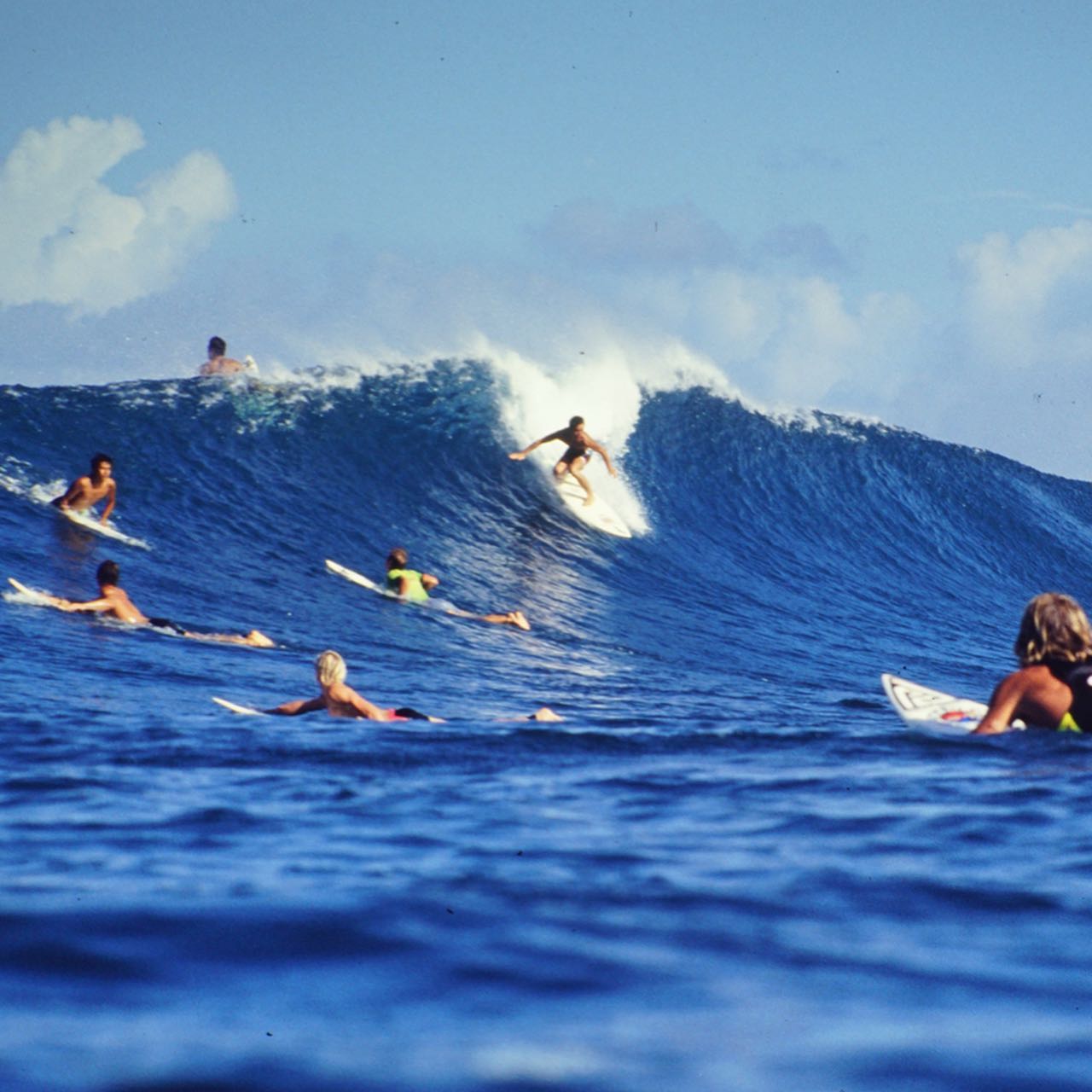 ハワイ・サンセットビーチ 93・アルゼンチンのプロカメラマン"Daniel Baldaさん"に撮って頂いた貴重な水中写真・ハワイ ノースショアは世界中からサーファーが集まり海の中は大混雑・いい波を掴んだ時は注目を集める・カメラマン @feelsmizuguchi さんがこの写真を届けてくれました‍♂️ありがとうございます・2枚目　若笑#過去pic #過去ピク #サーフィン #サーフィンライフ #サーファー #ハワイ #ノースショア #サンセットビーチ