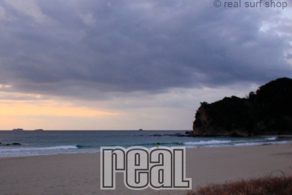 今朝はワイドな波。