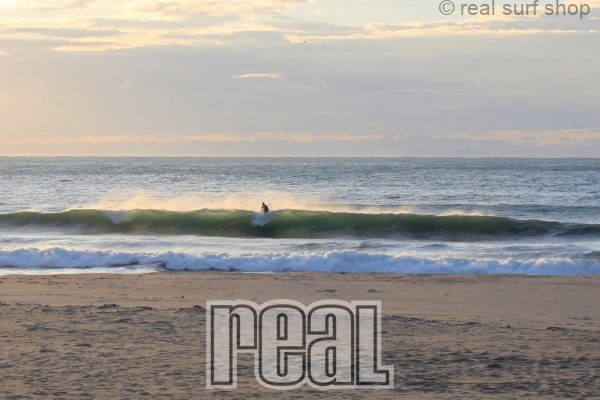 波は少し落ち着いてます。