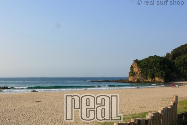 弱いウネリは続く程度。