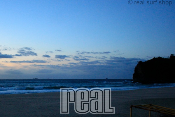 ワイドな波は残ってます。