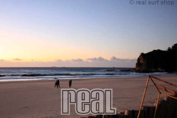 西風は強めに吹いてます。